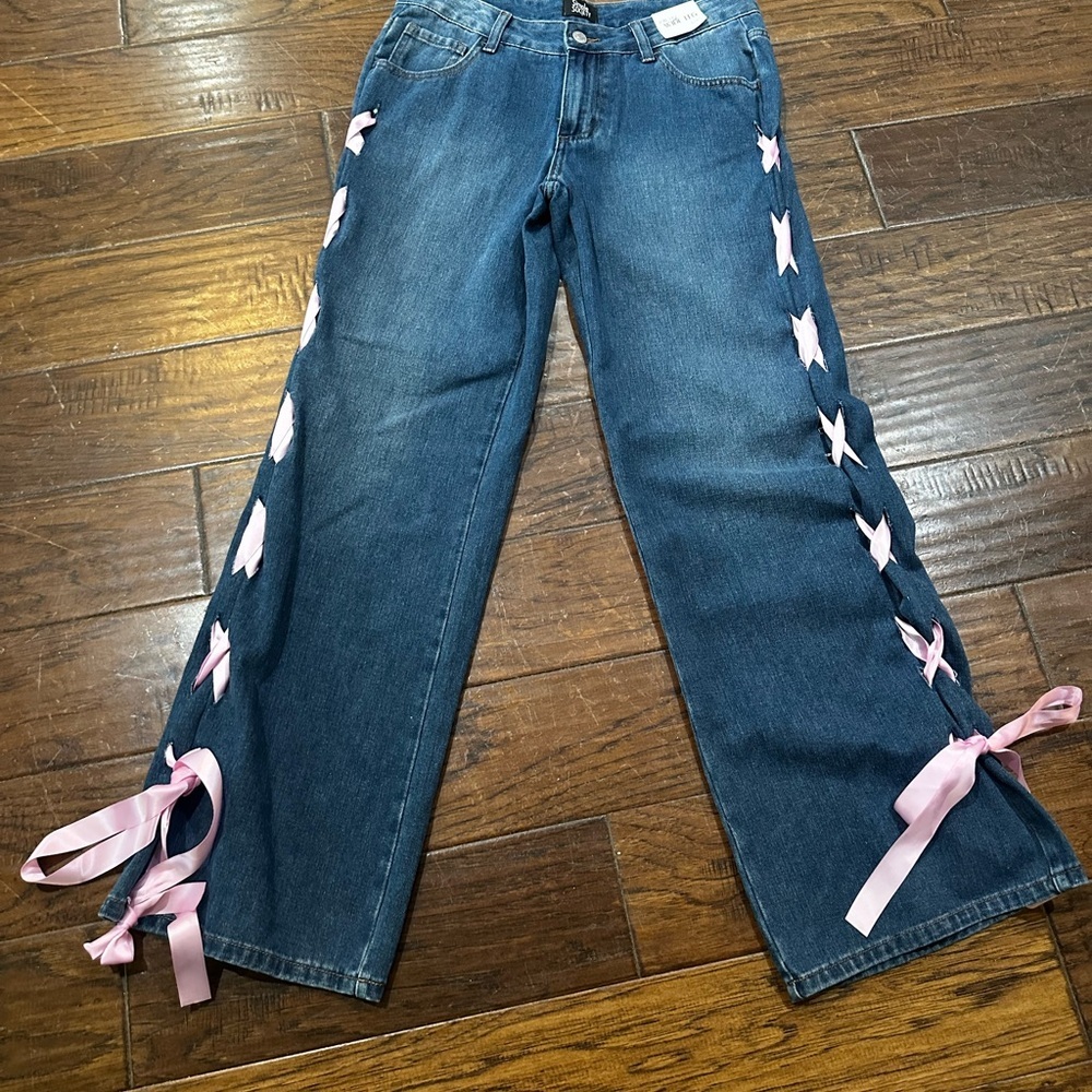 Chic Denim Flare Jeans with Pink Ribbon‎ Details